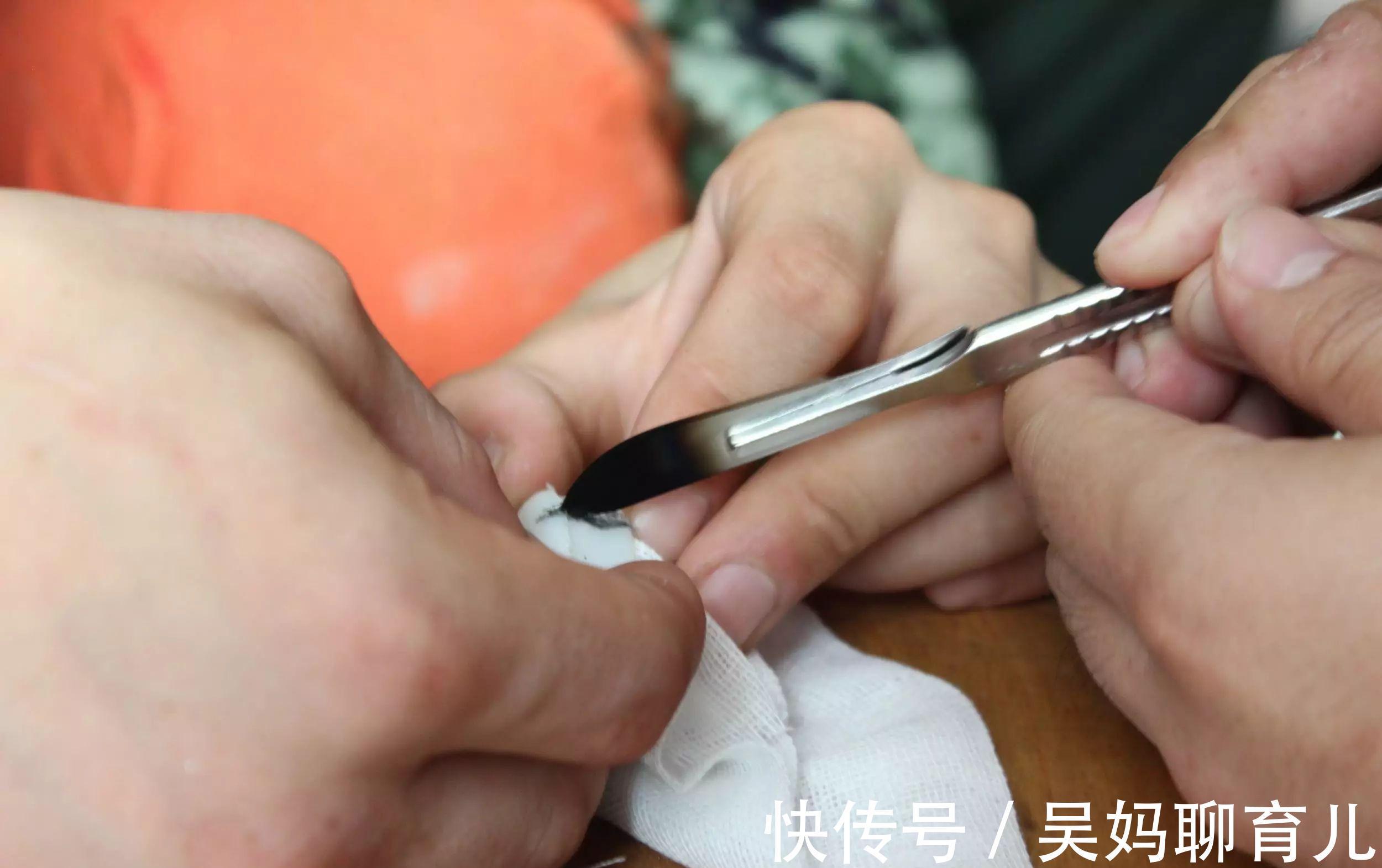 保温杯|一岁半萌娃手卡保温杯,只因手攥小黄鸭不松手,消防叔叔哭笑不得