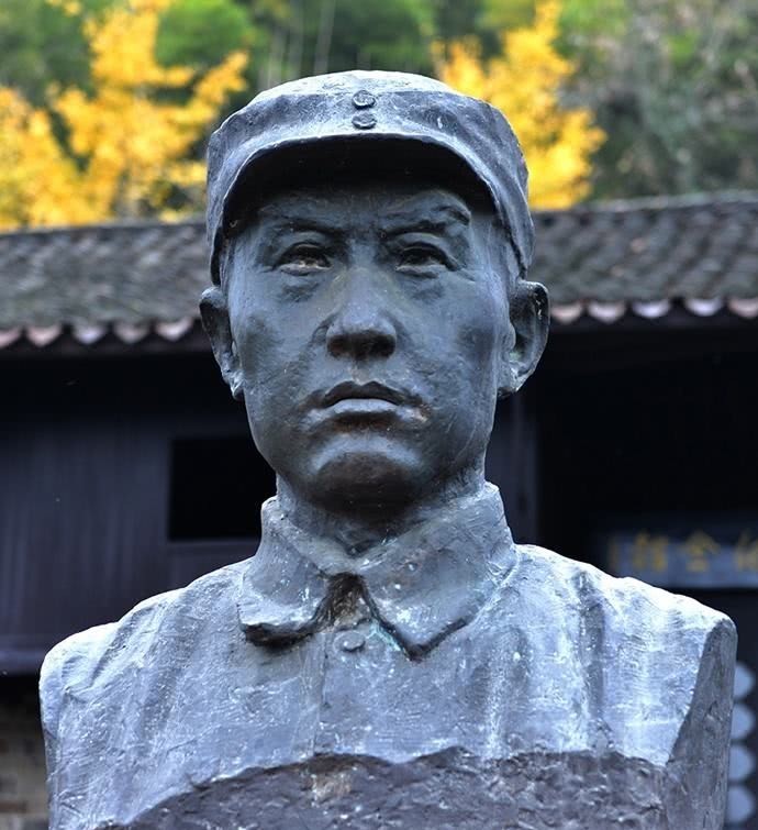 享受|他是新四军名将，32岁被错杀，女儿享受师级待遇，警卫员成上将