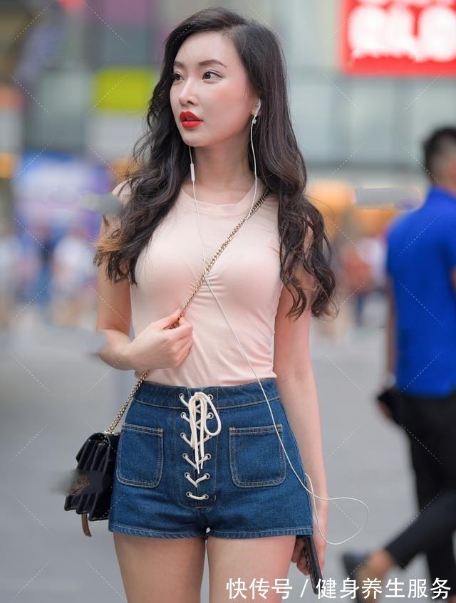 穿搭 粉色圆领背心搭配蓝色热裤,随着天气的变化,服饰也变得简约起来!