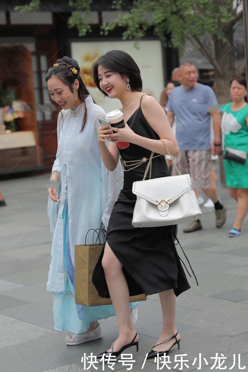 连衣裙|姜黄色收腰连衣裙,勾勒婀娜多姿的身段,搭配大波浪发型时尚大气