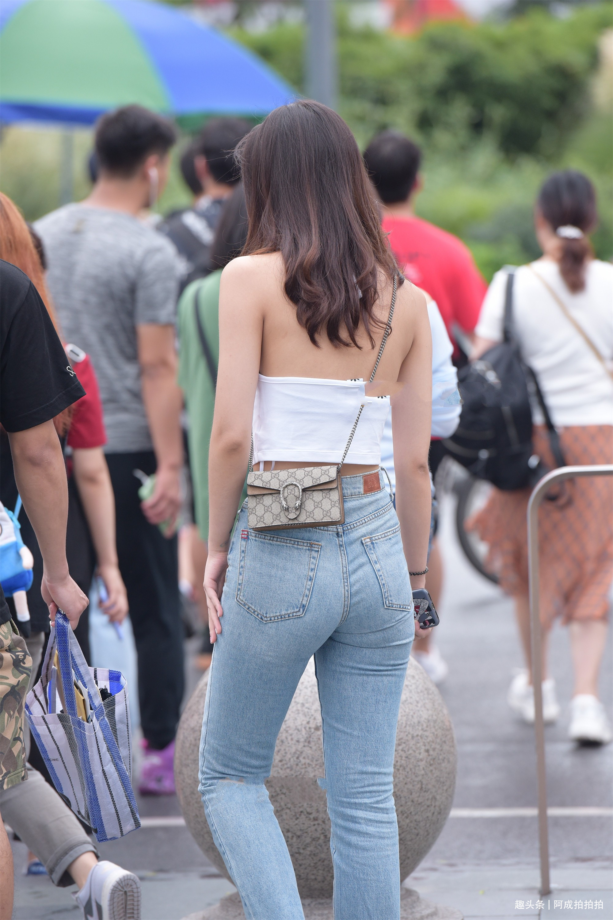 百搭 牛仔裤的百搭风格,展示多变和自信的自己,高级显气质