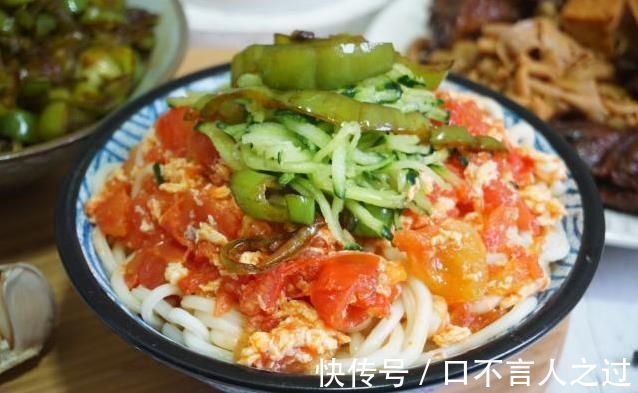 家常|一家三口的家常晚餐，10块钱做一大桌，朋友说你家老公女儿真幸福