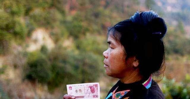 纸币#寨里“一枝花”被印在1元纸币,30年后才知钱上是自己,现已59岁