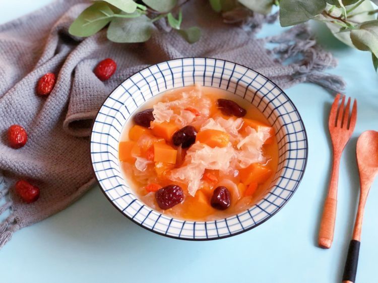 南瓜银耳汤,味道酸甜好吃,适合女生的甜汤