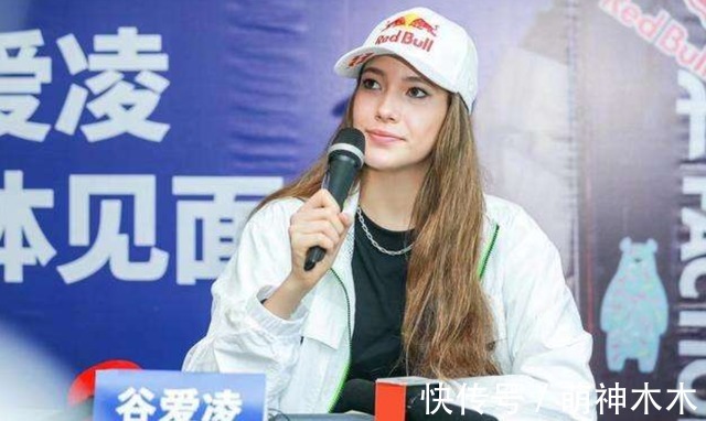 张艺兴连麦谷爱凌不做功课,全程陷入尴尬,主持人圆场催促不奏效