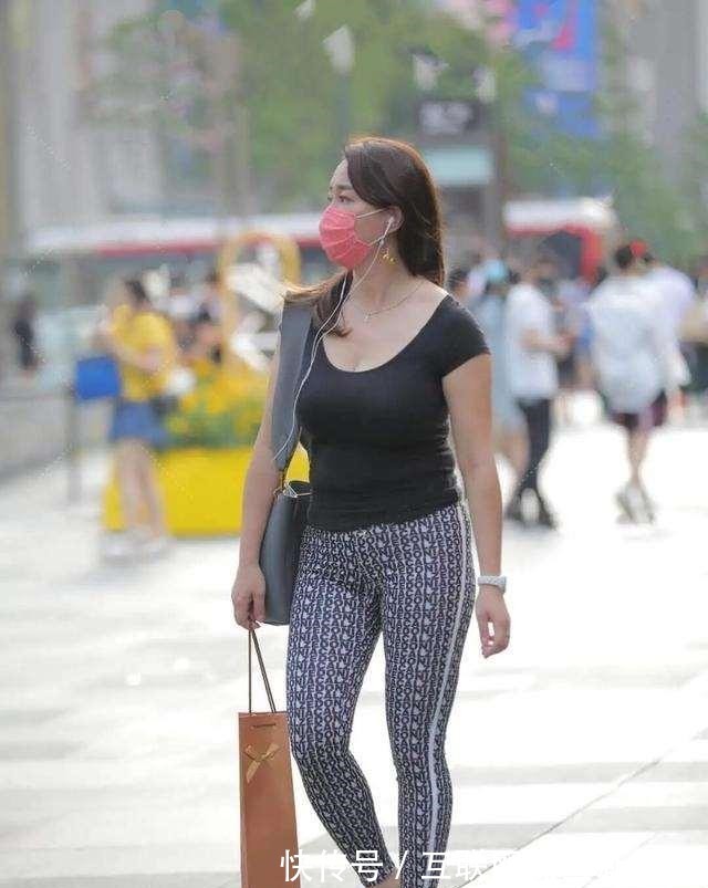 阔腿裤 花色打底裤搭配黑色上衣,运用叠穿,变得更有时尚感!