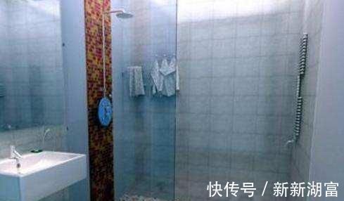 聪明人|头一次见有人将蹲便器装在淋浴房，实用又省空间，不得不夸聪明