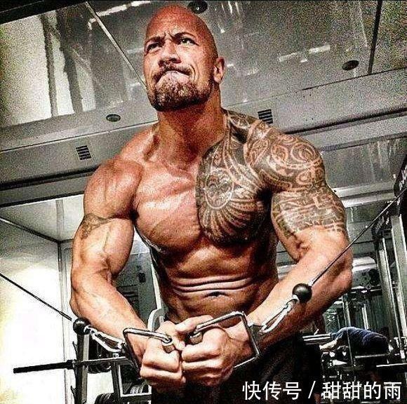 饮食|作死小伙挑战巨石强森5000卡饮食，结果吃到吐了