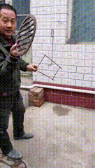 |搞笑GIF:巧妇难为无米之炊,但是大哥,您这虽然简陋但是完全不影响您的发挥