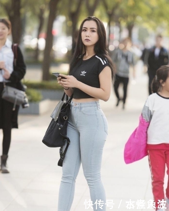 紧身裤颜色虽“素”,穿上它的时候,身材曲线美到天际