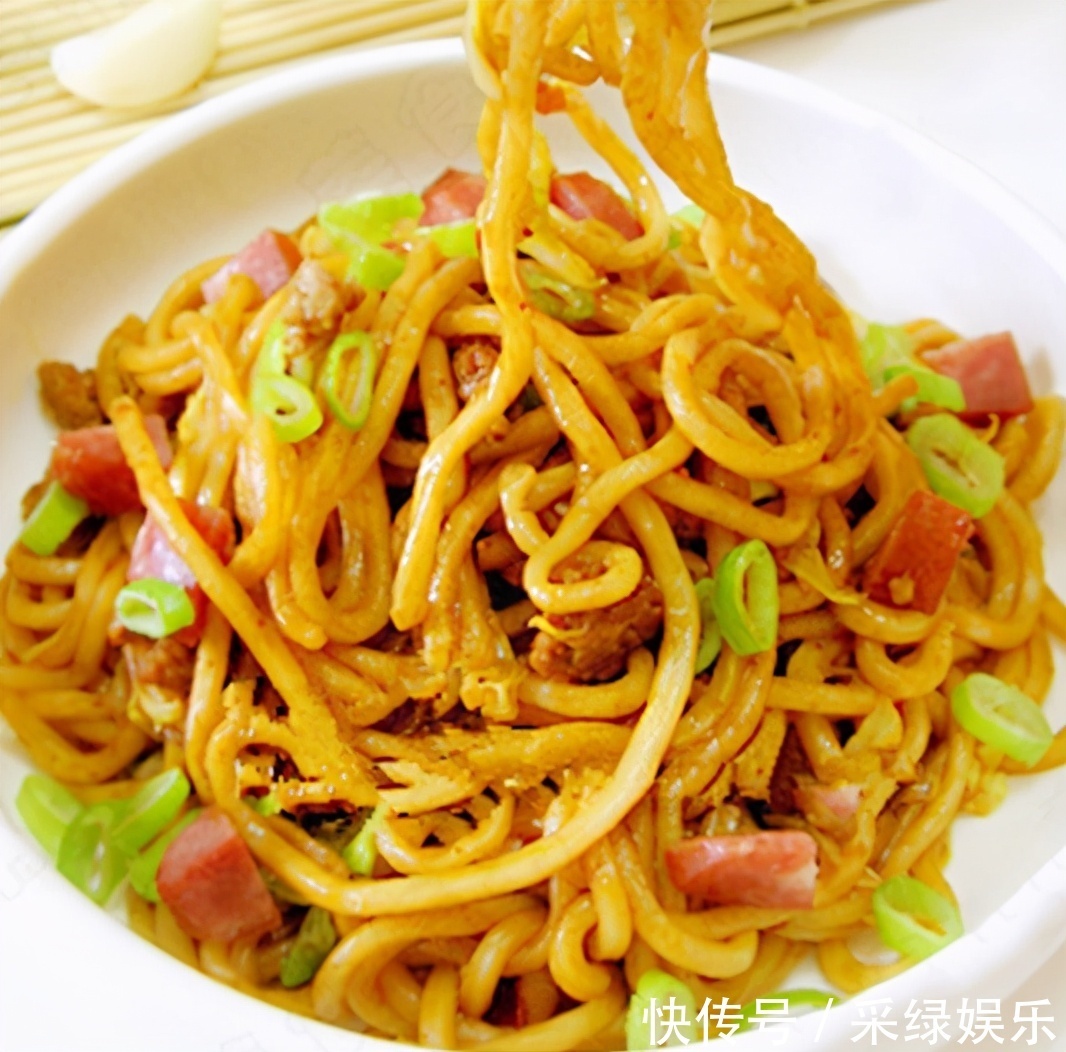 吃一次就上瘾的番茄炒面，好吃到舔盘，开胃还解馋，酱汁儿浓郁