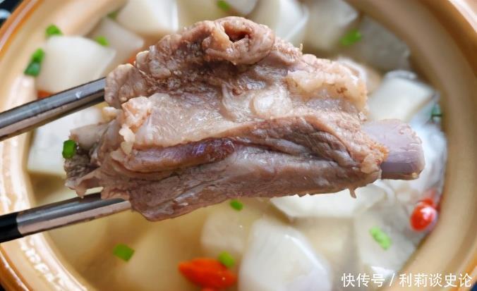  鲜美|好喝暖胃还下饭的排骨汤，暖心暖胃汤底鲜美，喝一碗暖三天！