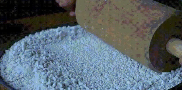 如果說(shuō)李子柒的生活對(duì)我們不切實(shí)際，那她穿的衣服我們倒能學(xué)學(xué)