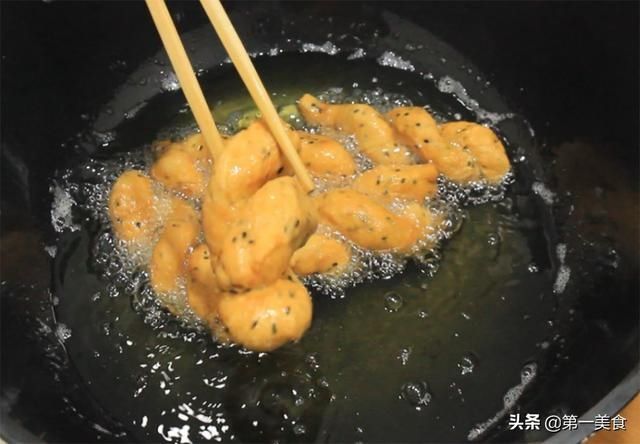 植物油|想吃麻花在家就能做，一碗面粉炸一盆，香酥可口，比外面卖得还香