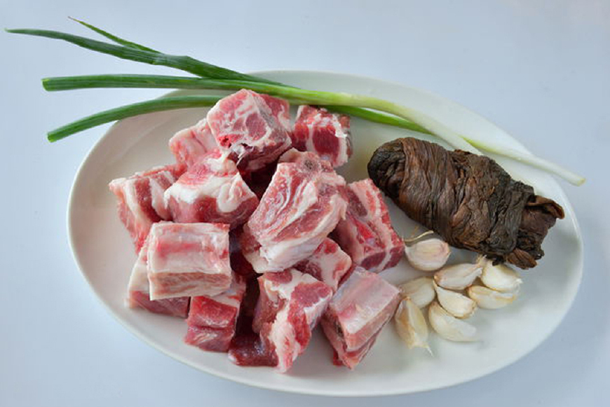 煮排骨时,万万不可直接下锅煮!多加这1步,肉软烂,还柔嫩可人