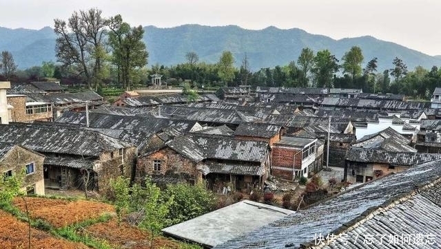 距杭州80公里，藏着座古村，建在500多米的高山上，被誉为空中村