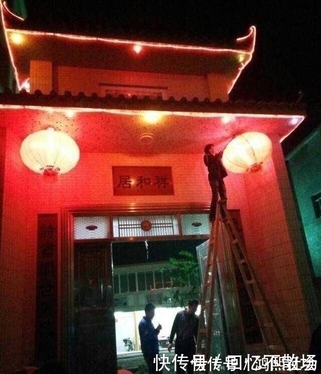 气派|小伙斥资50万在农村盖四层别墅,超大庭院,大门太气派了