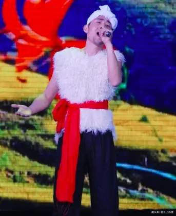 51岁阿宝近况:厨房污垢油渍满地,客厅内景布置寒酸