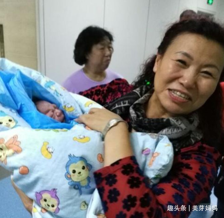 生人|“踩生”并非迷信,科学解释第一个抱娃的人,对孩子影响很大