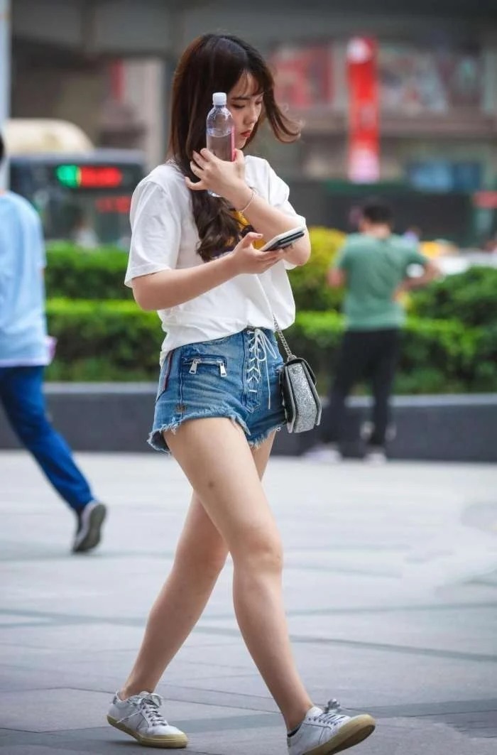 街拍:气质靓丽的时尚美女,白底的印花连衣裙很显气质,时尚大方