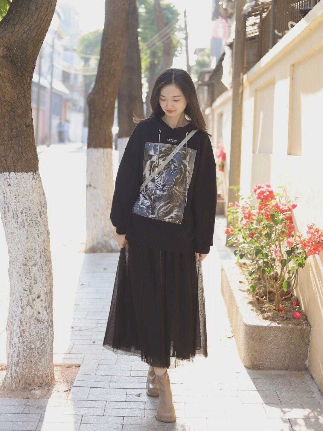 直筒 别老穿蓬蓬网纱裙了!今年流行的“直筒网纱裙”,上身唯美又显瘦