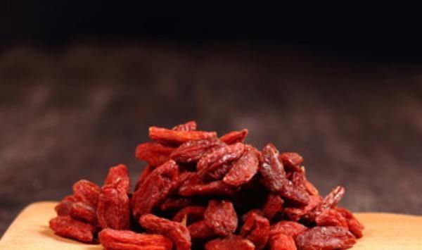 枸杞子|每天睡前吃几粒枸杞,坚持一个月后,除了降压降糖,还有3大好处