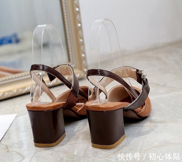 简洁优雅的凉鞋,上脚轻盈舒适感倍增,时尚装饰,穿上脚上显脚白