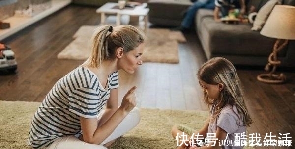 犯错|1岁宝宝犯错被“罚站”,无辜卖萌的样子,让妈妈瞬间就心软了