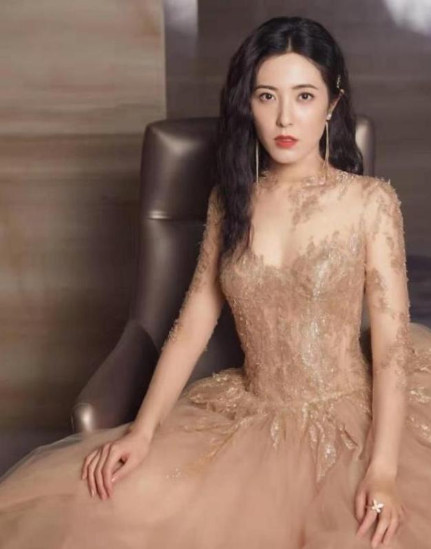 厉鬼@她被称为“最美女鬼”,三任男友都是影帝,如今自己却不温不火!