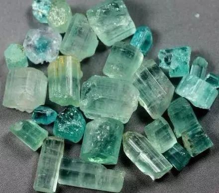 蓝色系宝石大家族：蓝钻石、蓝宝石、坦桑石、托帕石…通通教你分清楚