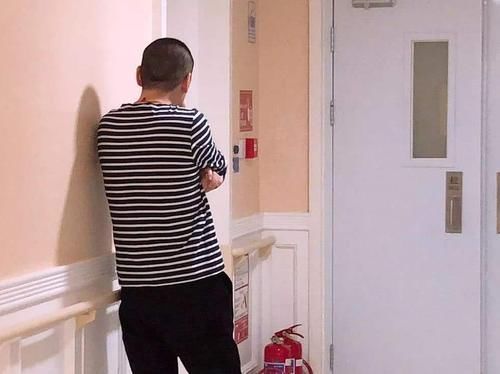 产房|宝妈深夜生二胎,大女儿独自在产房外等候,护士询问原因后泪目