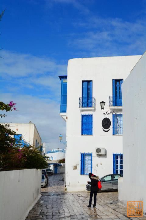 春雪|非洲最梦幻蓝白小镇,在草席咖啡馆抽水烟喝甜茶,这里的惬意不输圣托里尼