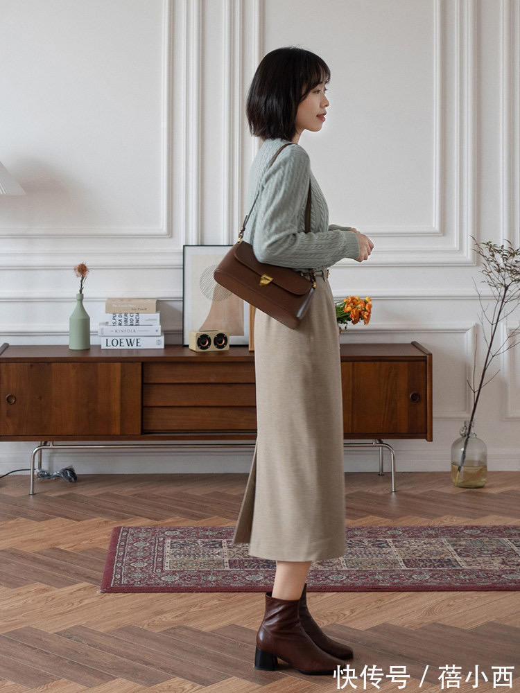 秋季 还是穿“半身裙”最优雅，这样搭配毛衣、针织衫，秋季的最in存在