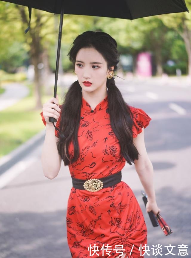时尚|刘些宁为秀腿真拼,穿短旗袍下摆还打个结,漫画腿真抢镜