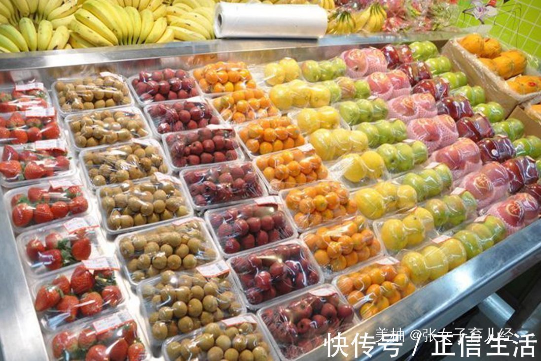 超市|2岁娃超市拿草莓吃,孩子被工作人员当“小偷”,宝妈的做法获赞