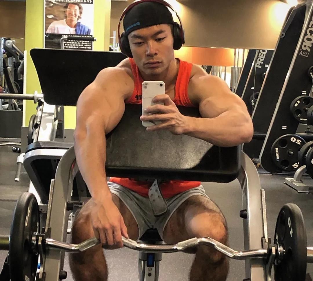 淡定|181cm日本肌肉壮男走红，每天深蹲练出大粗腿，网友不淡定了