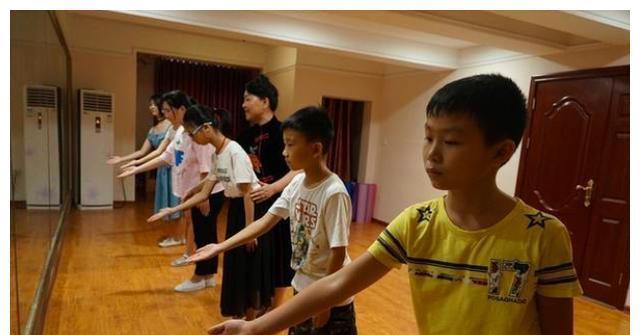 家长|“名媛速成班”,家长踊跃报名,真指望孩子变做作实现阶级跳跃吗