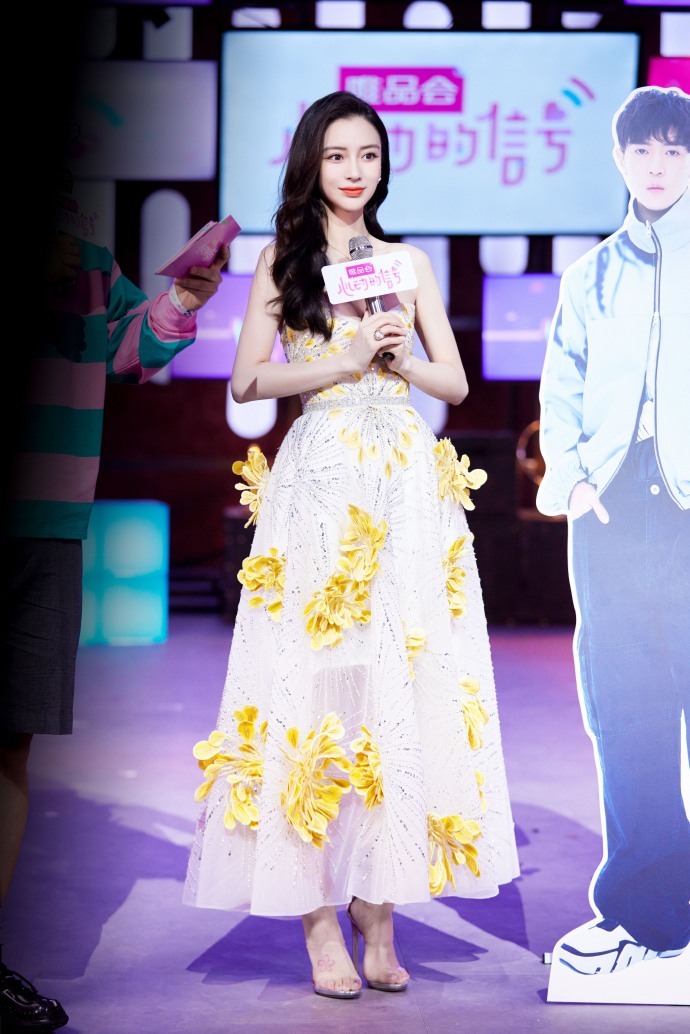 上衣|Angelababy当妈了少女感更强了,娃娃领上衣配小黑裤,俏皮又减龄