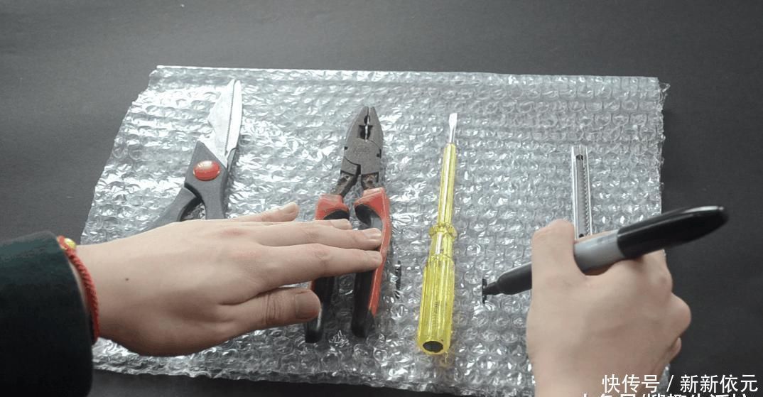 快递箱里的气泡垫别扔了, 没想到它作用这么大, 家家户户用的到