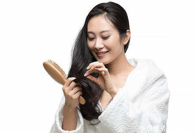 润唇膏|冬季嘴唇干燥,可能是两种情况,经常舔嘴,也会让嘴唇越来越干