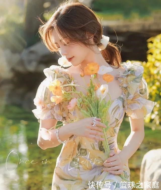 头发 别再披头散发了!这3个发型小技巧显嫩又高级!