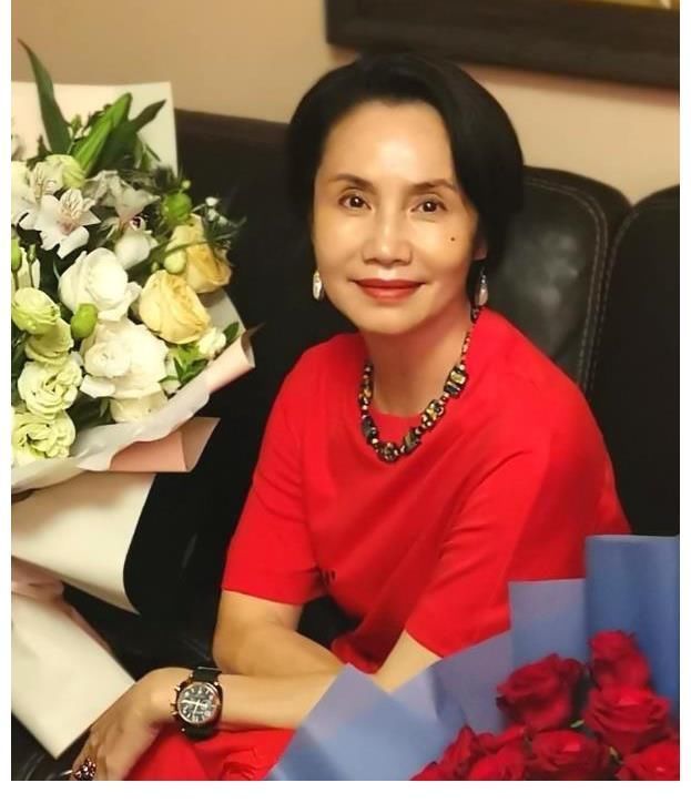 央视新闻主播徐俐宣布退休,晒九宫格美照掀回忆杀,观众直呼不舍