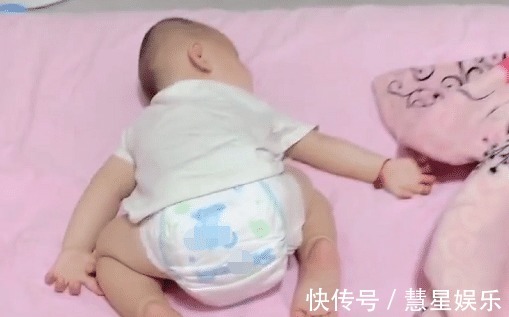 没心没肺|“没心没肺奶爸”带娃睡觉火了, 被冷落的娃 是买手机送的