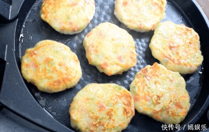 用土豆做的早餐饼，营养丰富色香味俱全，家人都喜欢