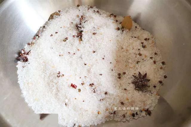 腌腊鱼，直接抹盐难怪不好吃，牢记3点，越放腊味越足，不腥不臭