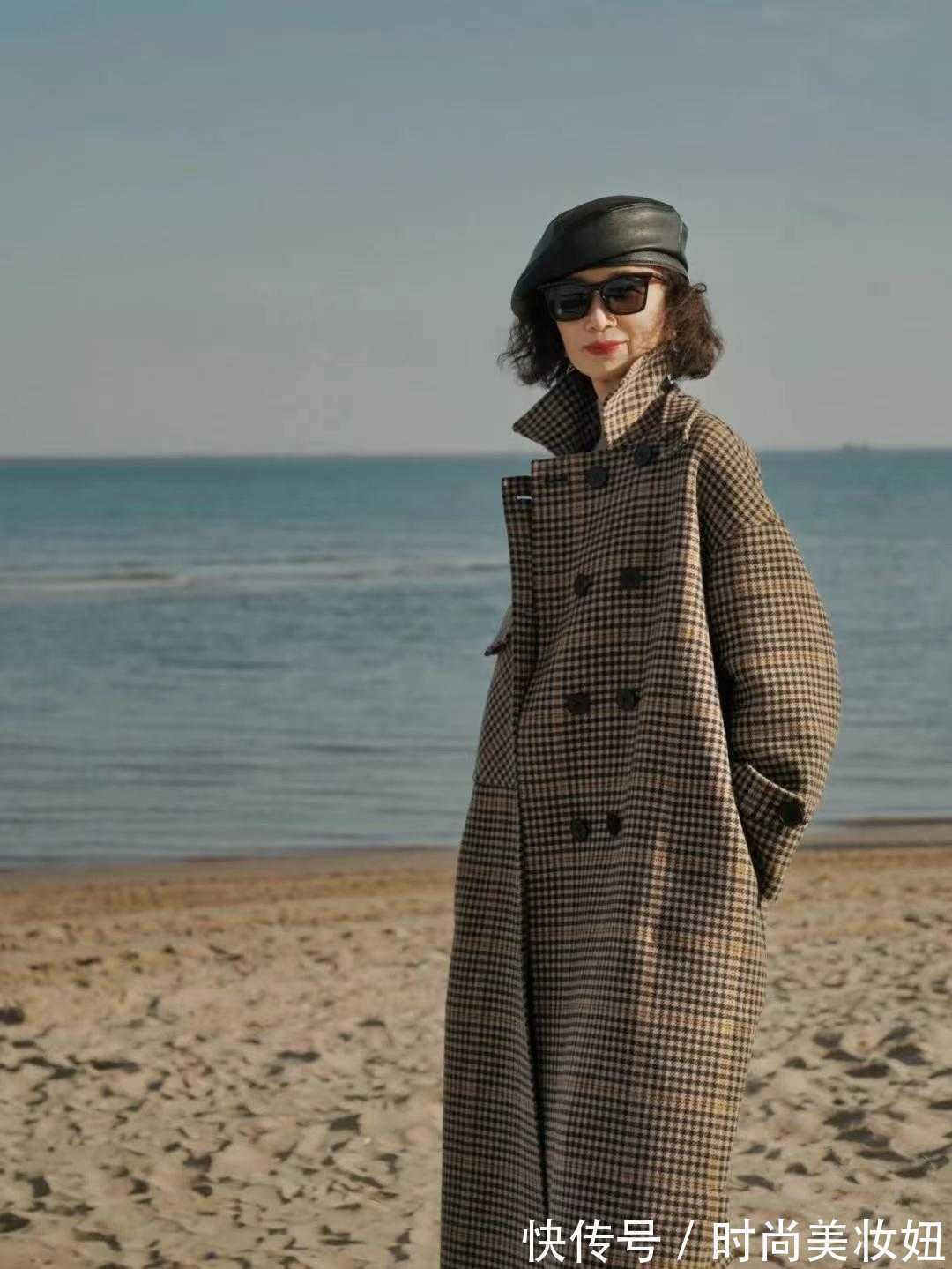 打底裤 五六十岁的女人,冬季可以多穿长大衣,优雅减龄还高级洋气