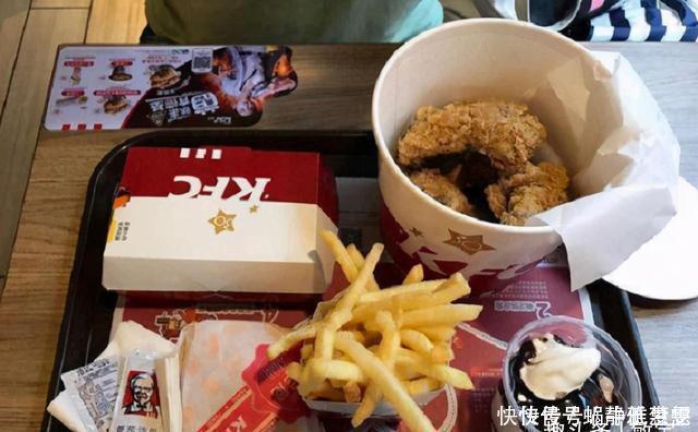 一个人是去吃肯德基,中途想上厕所,如此做,服务员秒懂不会收盘