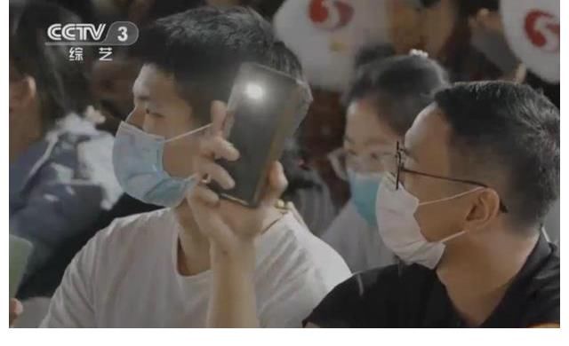 周深|央视综艺《请你来听我的演唱会》，周深动情献唱，国庆档收获好评
