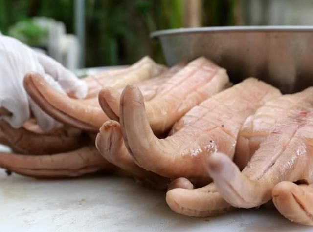 差不多|小吃街的“万人迷”，50一根，一天能卖200根，网友：价格真良心