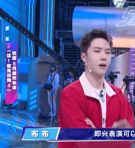 膘飞|王一博跟布布比心打招呼,被选手夸好看,笑得小奶膘飞起